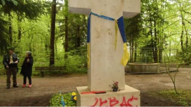 Могилу Степана Бандери осквернили в Мюнхені Могилу Степана Бандери осквернили в Мюнхені