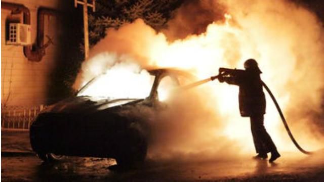На Закарпатті спалили авто депутата На Закарпатті спалили авто депутата