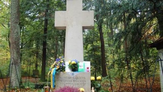 Депутат пропонує перепоховати прах Бандери та Коновальця Депутат пропонує перепоховати прах Бандери та Коновальця