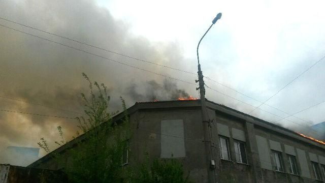 Над Мариуполем — густой черный дым. В городе серьезный пожар