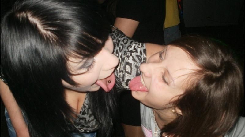 Плохие привычки жены Моторолы: сигареты, алкоголь, откровенные декольте Плохие привычки жены Моторолы: сигареты, алкоголь, откровенные декольте