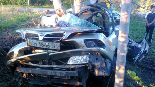 Жахлива ДТП на Одещині: авто просто сплющило між деревами