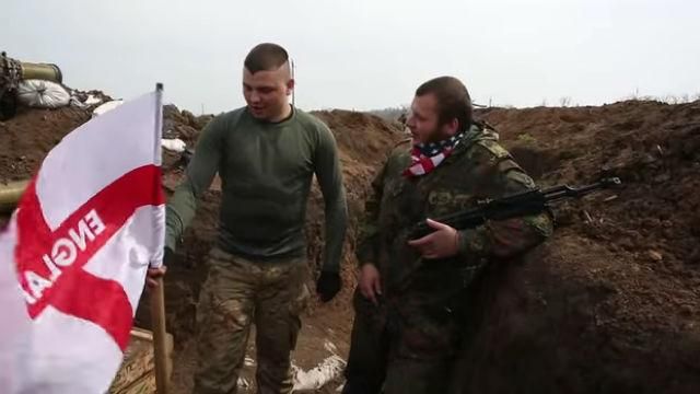 "Азовці" тролять російські ЗМІ: "принц Гаррі" встановив у Широкиному англійський прапор