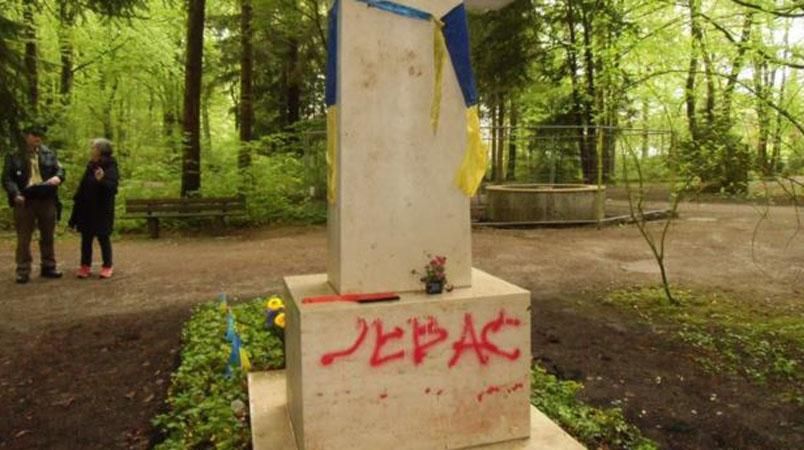 В осквернении могилы Бандеры в Мюнхене обвинили путинских "Ночных волков"
