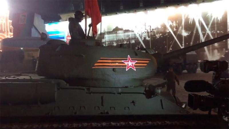 У Москві танк ледь не розчавив журналістів