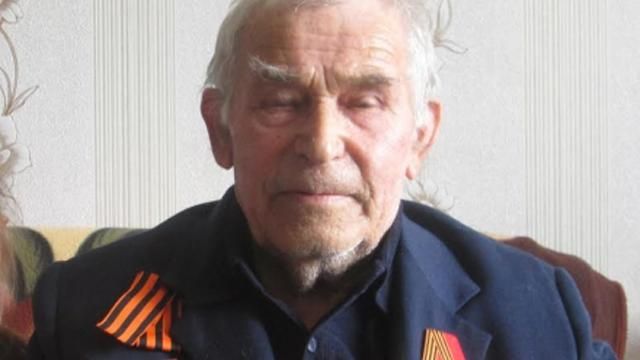 Російські школярі закидали в'язня концтаборів камінням Російські школярі закидали в'язня концтаборів камінням