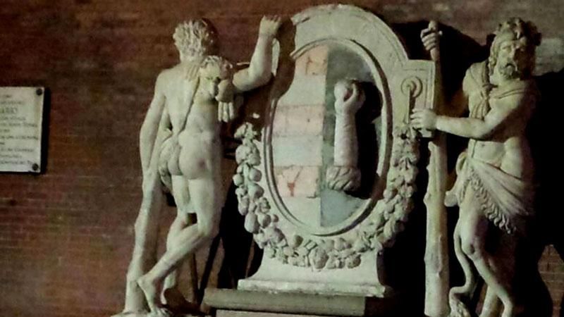 В Італії туристи розбили старовинну статую Геркулеса, роблячи селфі