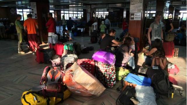 Евакуація з Непалу: літак зіткнувся з новими труднощами