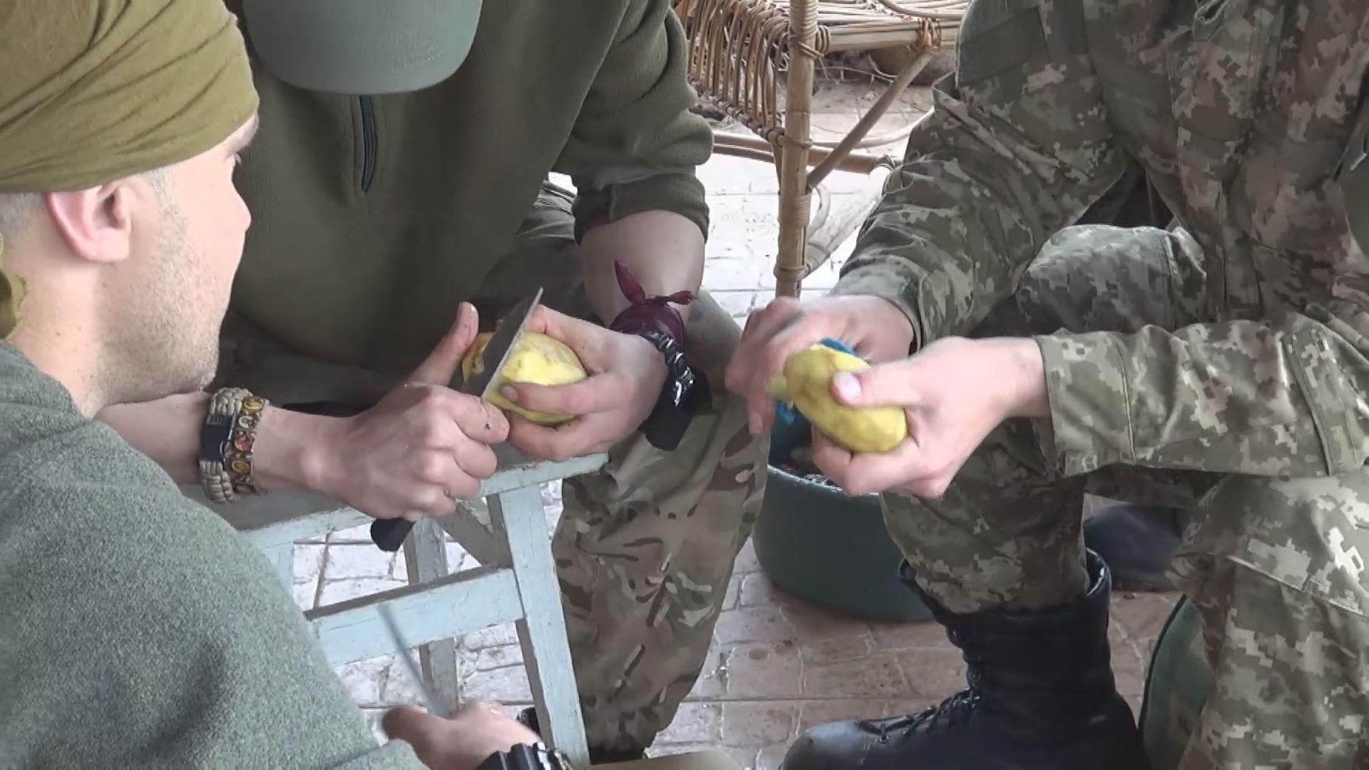 Волонтери "Фонду "24", ризикуючи життям, привезли допомогу на передову Волонтери "Фонду "24", ризикуючи життям, привезли допомогу на передову