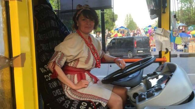 Жінці виділять премію за те, що водила тролейбус у вишиванці Жінці виділять премію за те, що водила тролейбус у вишиванці