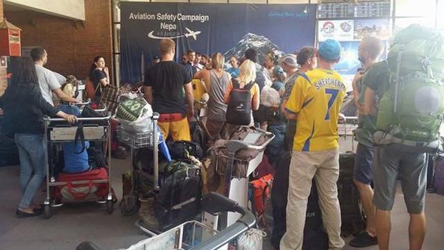 Нові пригоди української експедиції: при посадці літака в Делі пробило колесо Нові пригоди української експедиції: при посадці літака в Делі пробило колесо