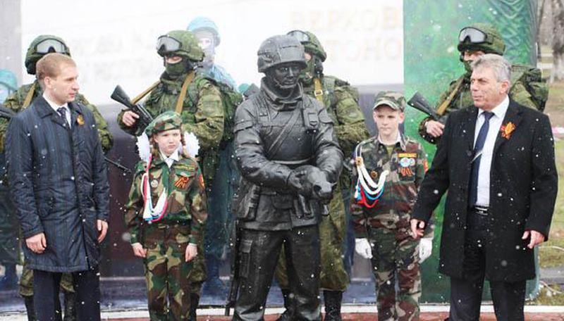 В России открыли памятник "зеленым человечкам"