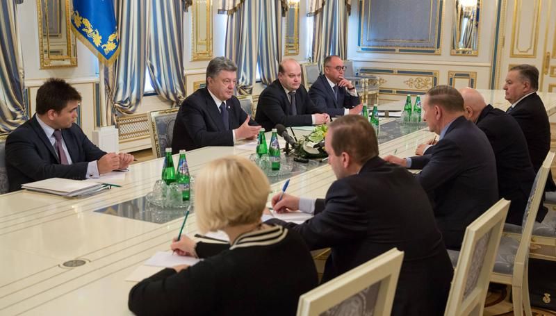 Порошенко: Бойовики змушені відвести озброєння за лічені години Порошенко: Бойовики змушені відвести озброєння за лічені години