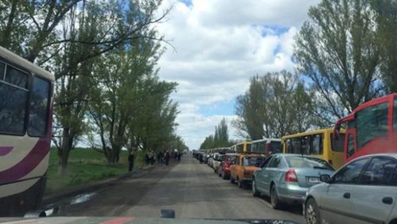 Фотофакт: Люди чекають у кілометрових заторах, щоб виїхати з так званої "ДНР"