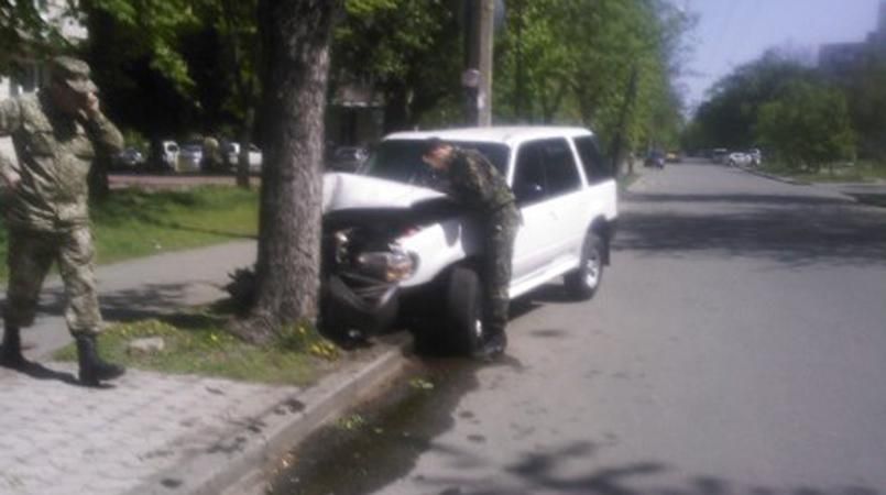 В Киеве военный на машине врезался в дерево