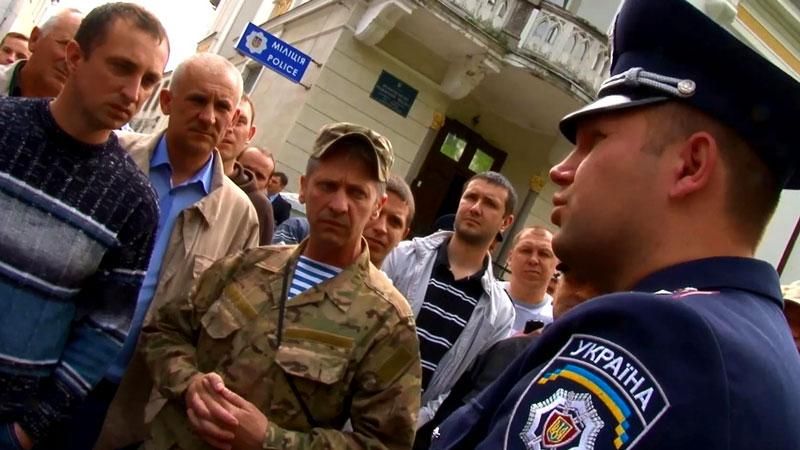 Люстрація на Львівщині: громада не пустила фармацевта керувати міліцією Люстрація на Львівщині: громада не пустила фармацевта керувати міліцією