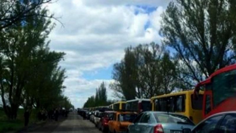 Найактуальніші фото 6 травня. Люди тікають з "ДНР", пам'ятник "зеленим чоловічкам" Найактуальніші фото 6 травня. Люди тікають з "ДНР", пам'ятник "зеленим чоловічкам"