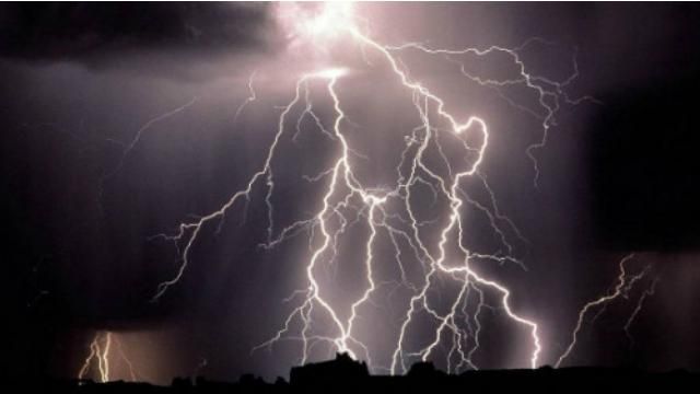 На Вінниччині школа загорілася від удару блискавки На Вінниччині школа загорілася від удару блискавки