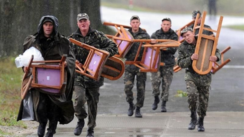Мобілізованих бійців не вчать воювати, вони фарбують паркани Мобілізованих бійців не вчать воювати, вони фарбують паркани