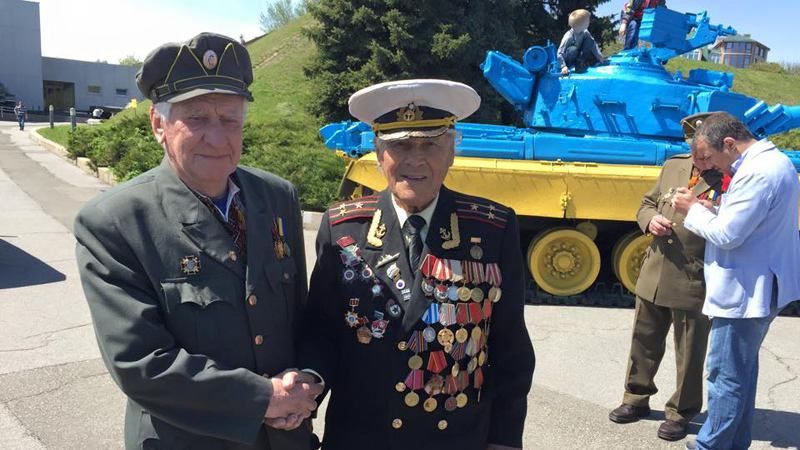 Фото дня: ветераны советской армии и УПА пожали друг другу руки Фото дня: ветераны советской армии и УПА пожали друг другу руки