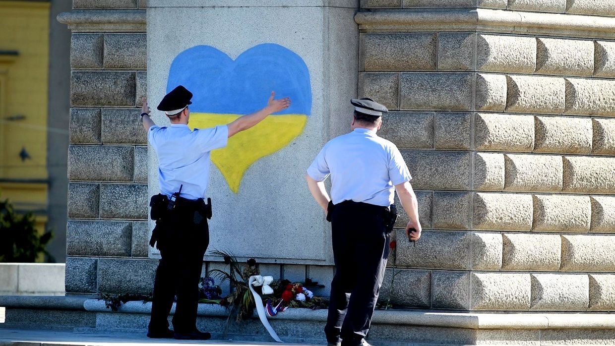 Вандалізм по-чеськи: український прапор на пам'ятнику червоноармійцю