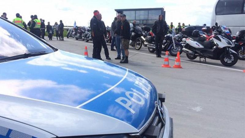 Полиция Германии заставила "Ночных волков" снять флаги России Полиция Германии заставила "Ночных волков" снять флаги России