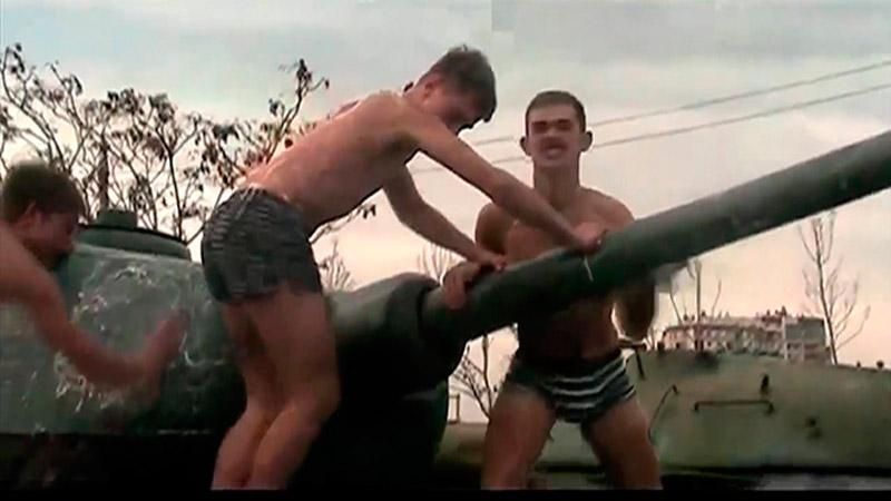 Скандал у Росії: напівголі кадети станцювали з танком (18+)