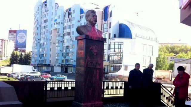 В России свежеустановленный памятник Сталину уже облили краской