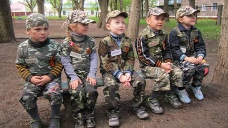 Боевики в Горловке нарядили детей в форму "Беркута" Боевики в Горловке нарядили детей в форму "Беркута"