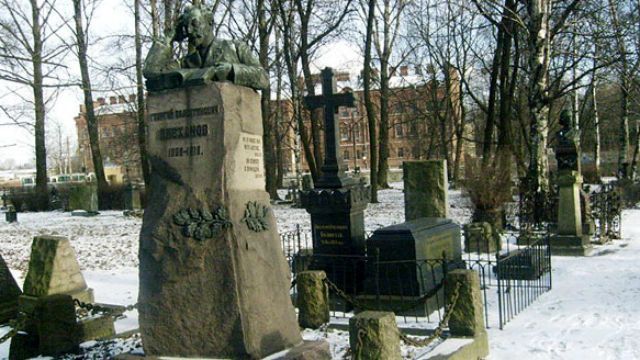 У Росії чоловік розкопав могилу, щоб забрати iPhone
