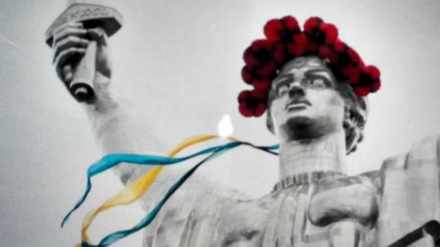 У Києві Батьківщину-мати прикрасили символом Дня Перемоги