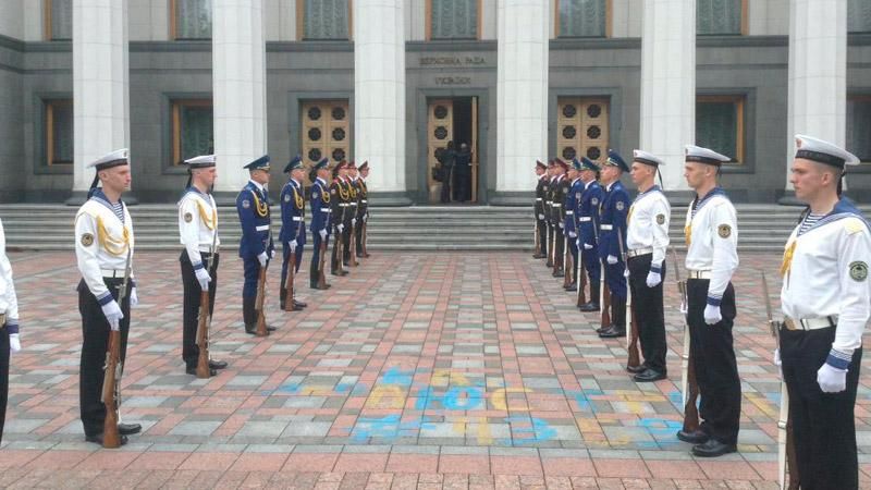 Верховна Рада переповнена військовими