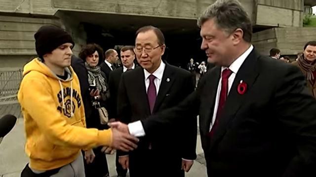 Вінок на голову Батьківщині-матері висадив руфер Мустанг Вінок на голову Батьківщині-матері висадив руфер Мустанг