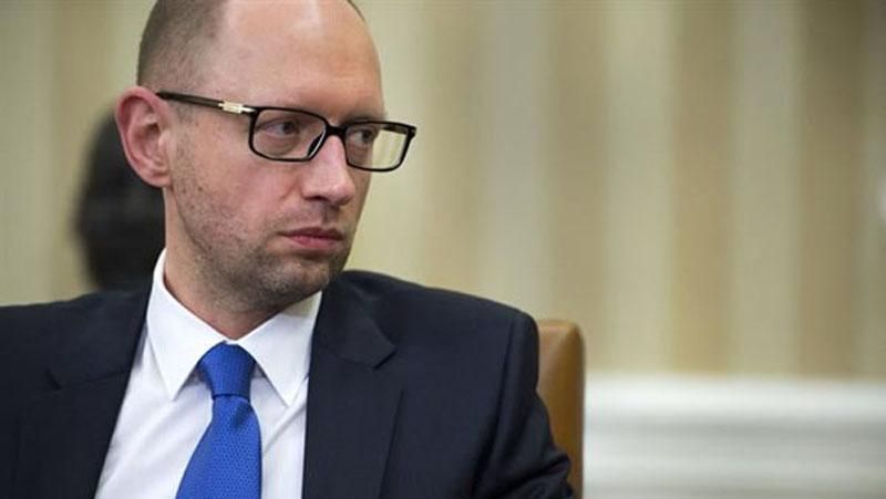 Яценюк вручив бійцям Нацгвардії сертифікати на отримання квартир Яценюк вручив бійцям Нацгвардії сертифікати на отримання квартир