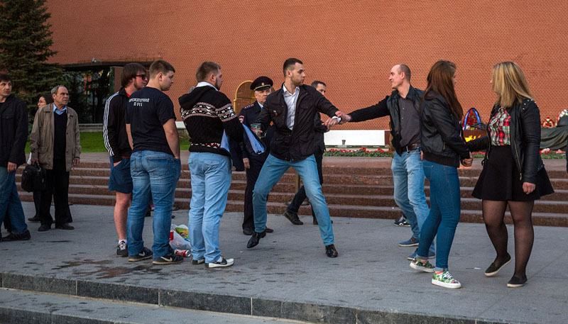 Путінський полк залив Вічний вогонь біля Кремля шампанським Путінський полк залив Вічний вогонь біля Кремля шампанським