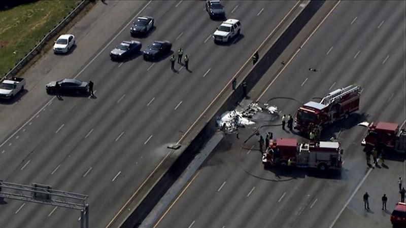 У США літак впав на автомагістраль У США літак впав на автомагістраль