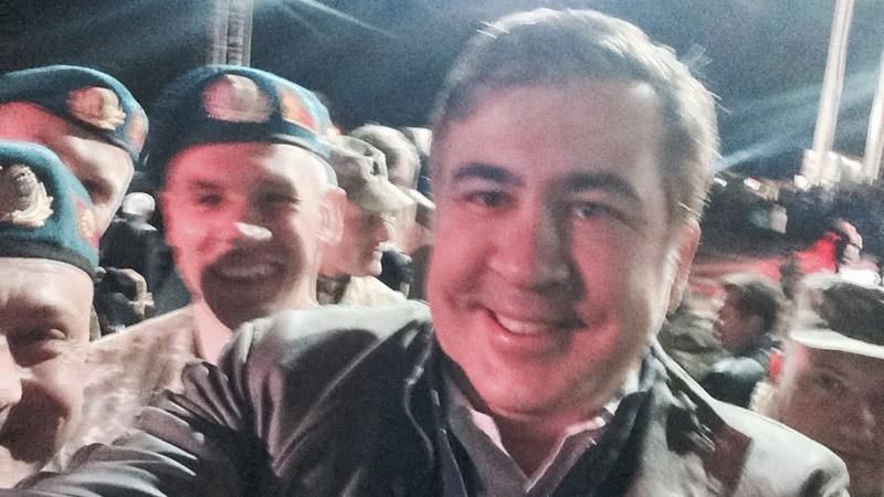 Фото дня: селфи Саакашвили с украинским десантниками Фото дня: селфи Саакашвили с украинским десантниками