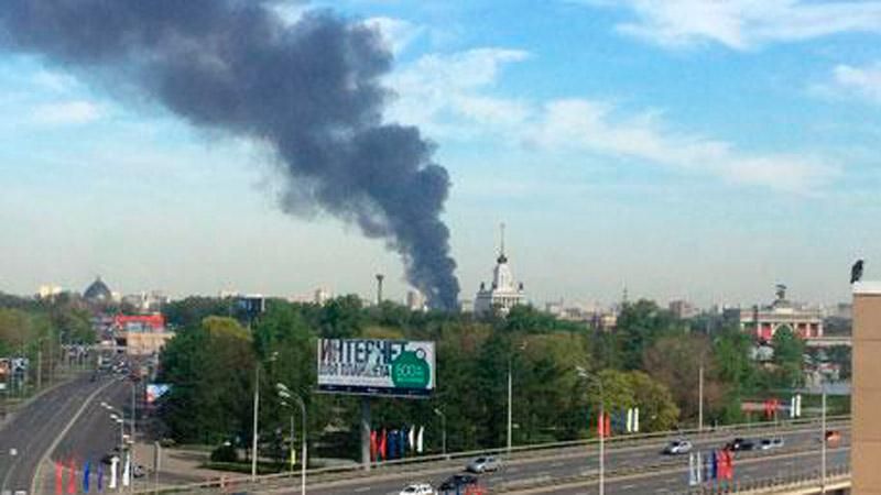 У Москві масштабна пожежа, до гасіння задіяли вертоліт