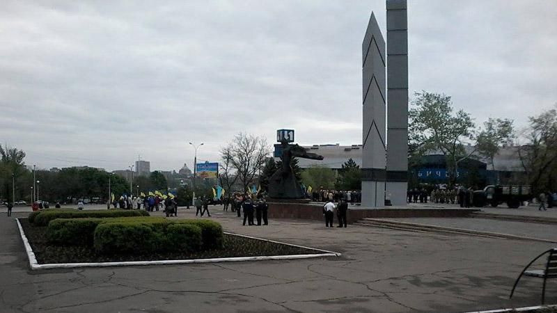 Маріуполь в маках і прапорах: у місті спокійно Маріуполь в маках і прапорах: у місті спокійно