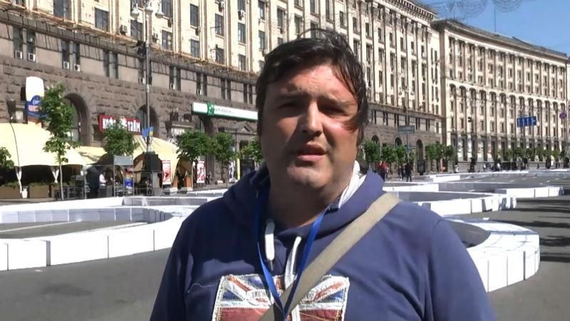 У Києві Хрещатик заставили білими коробками