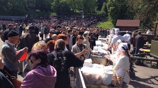 "Обещали 50 гривен". В Киеве "Оппозиционный блок" собрал свой митинг и кормит людей гречкой