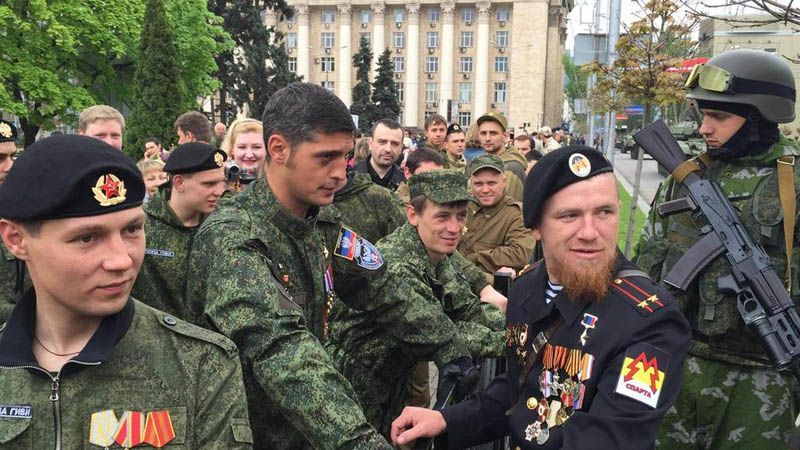 Моторола обвешался медалями и красовался на донецком параде