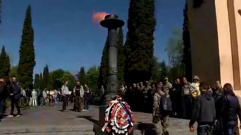 Во Львове на акции к 9-му мая затоптали георгиевскую ленту Во Львове на акции к 9-му мая затоптали георгиевскую ленту