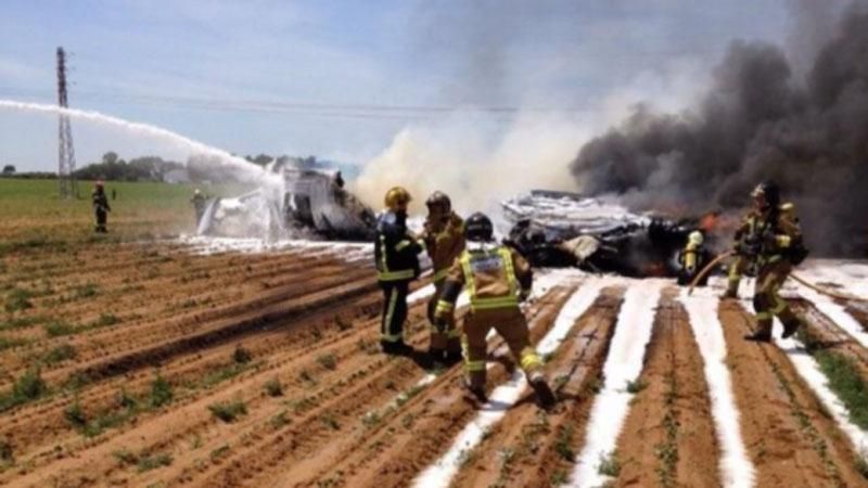 Военный самолет упал на завод Coca-Cola в Испании Военный самолет упал на завод Coca-Cola в Испании