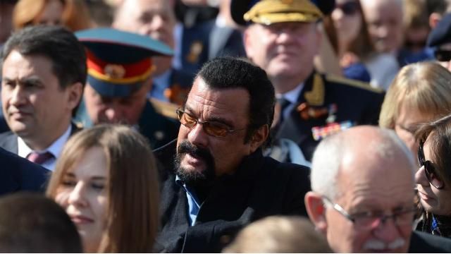 Стивен Сигал приехал к Путину на парад Стивен Сигал приехал к Путину на парад