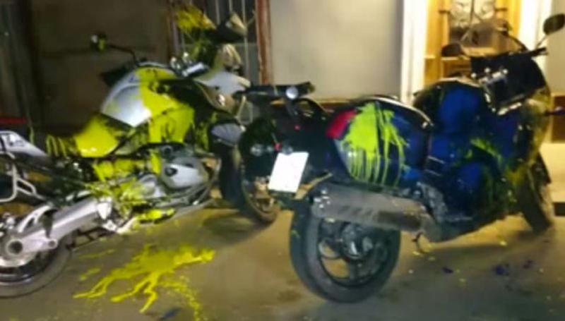 У Грузії мотоцикли росіян облили фарбою кольорів українського прапора У Грузії мотоцикли росіян облили фарбою кольорів українського прапора