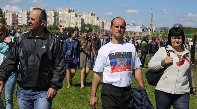 Фотофакт: на парад в Минске пришли с символикой "ДНР"