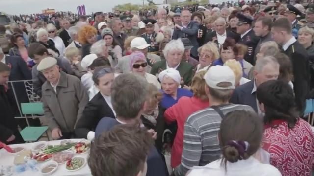 Кримчани розштовхали ветеранів, аби отримати порцію каші Кримчани розштовхали ветеранів, аби отримати порцію каші