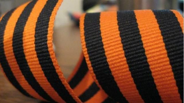 Чоловік з георгіївською стрічкою побив волонтерку в Мелітополі Чоловік з георгіївською стрічкою побив волонтерку в Мелітополі