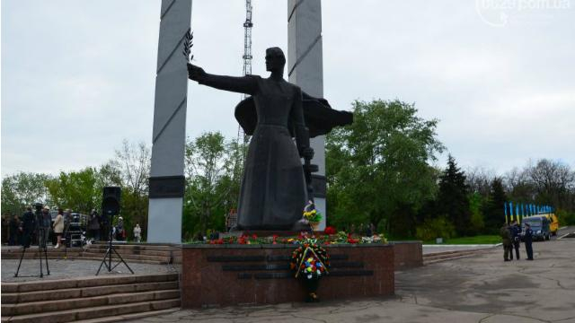 В Мариуполе произошел конфликт из-за разной символики Дня Победы